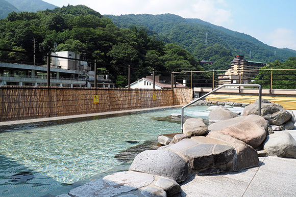 大きな石で囲われた露天風呂