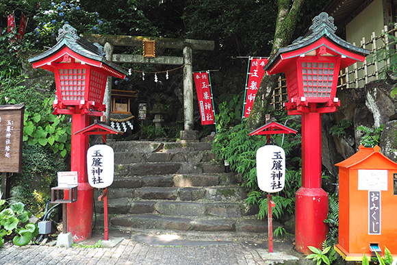 鳥居の前に鮮やかな赤い灯篭