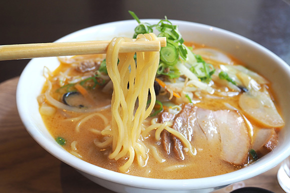 箸で持ち上げたもちもち麺