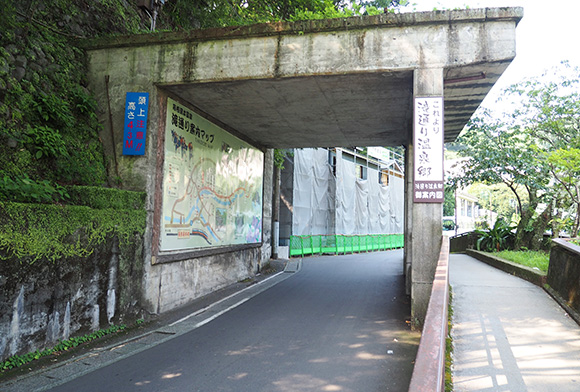 せまめの車道と歩道