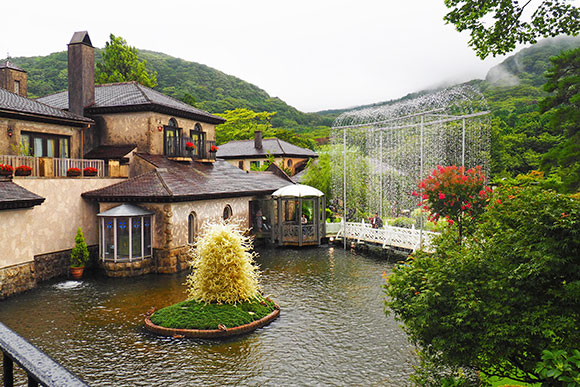 水路に囲まれた情緒ある建物