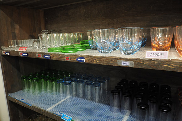 棚に並んだ色々なグラス