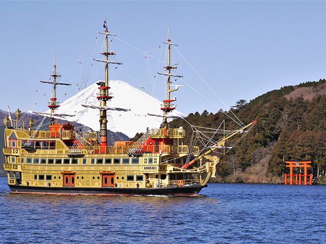 芦ノ湖と富士山と海賊船の景色
