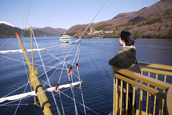 船から芦ノ湖を眺める女性