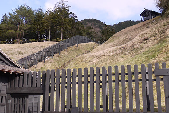 山と木でつくられた柵