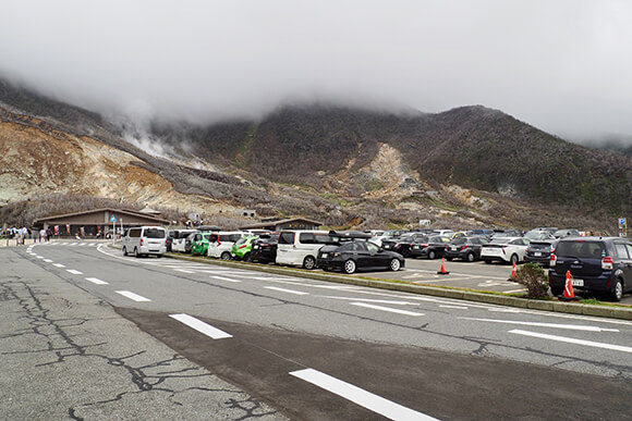 山の目の前にある駐車場