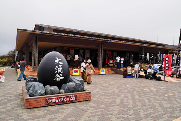 黒たまご館前のたまごのオブジェ