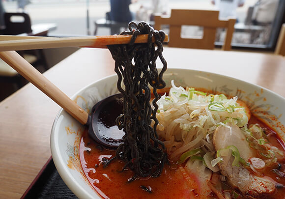 真っ黒な麺