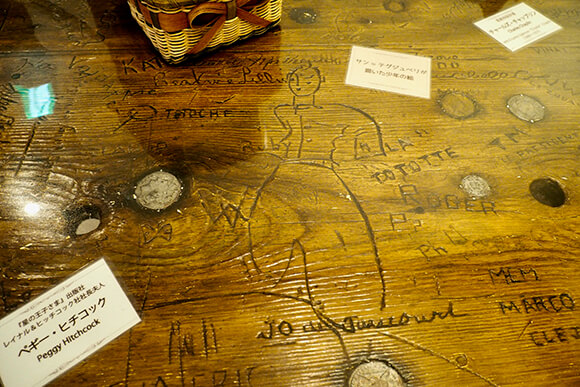 木製のテーブルにサインとイラスト