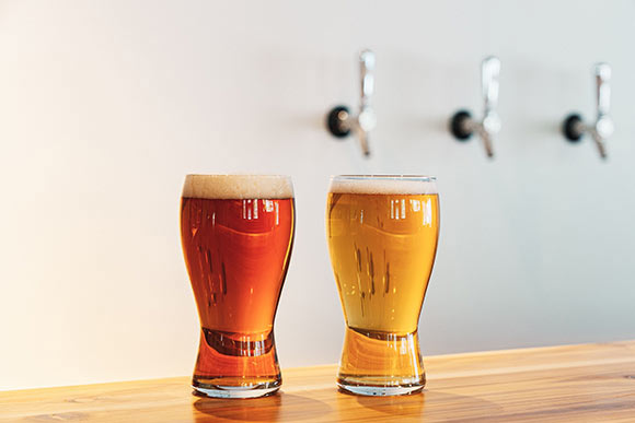 グラスに注がれた2種類のビール