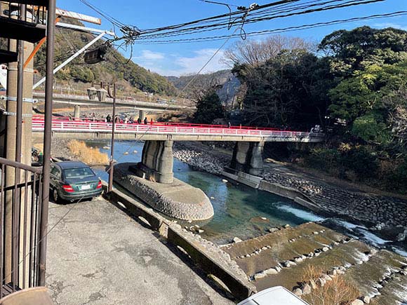 川と赤い橋と山の風景