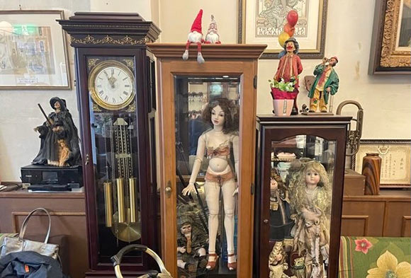 昔の時計や人形など