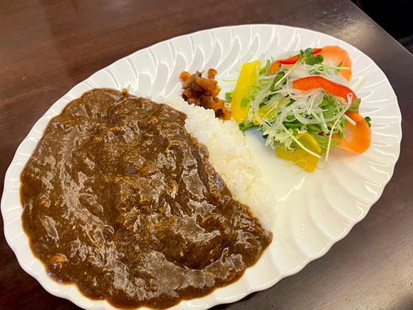 楕円のお皿に盛られたカレー