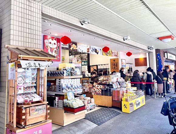 箱菓子などが店頭に並ぶお店