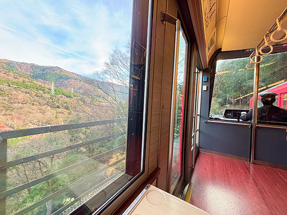 電車の車窓から見る自然