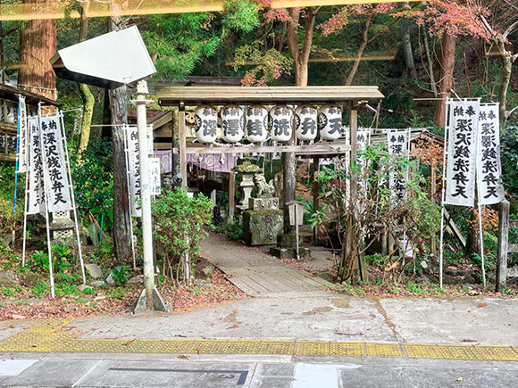 のぼりがたくさん立つ神社の外観