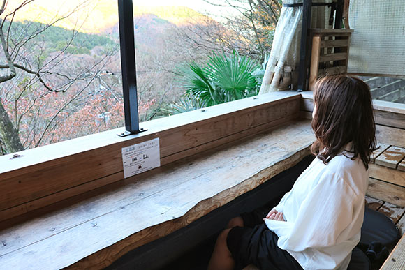 椅子に腰掛けて景色を楽しむ女性