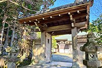 厳かな雰囲気の門