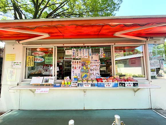 赤いシェードの売店