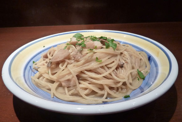 淡い黄と青のお皿のスパゲッティーニ