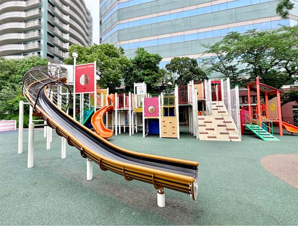 ピンクや黄色の色彩の複合遊具