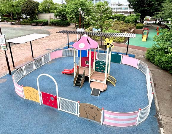 低いフェンスで囲われた遊具