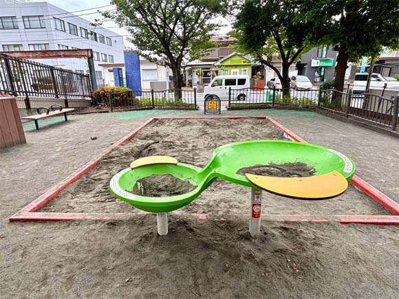 丸い器がある砂場