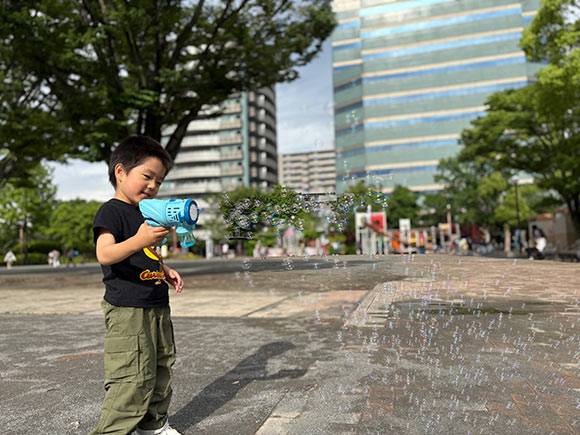 シャボン玉で遊ぶ男の子