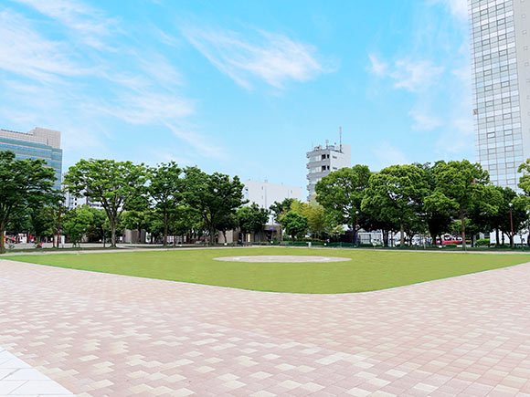 青空と芝生広場