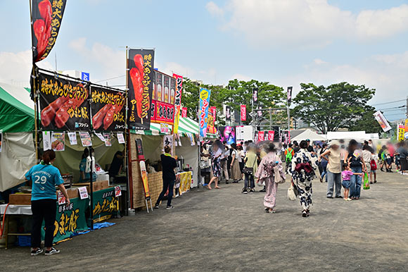 広場に並ぶ屋台