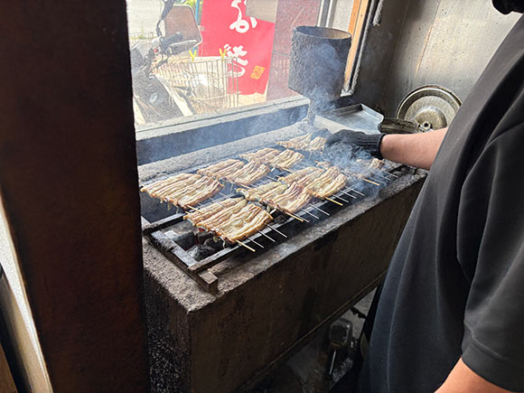 炭火でうなぎを焼く職人さん