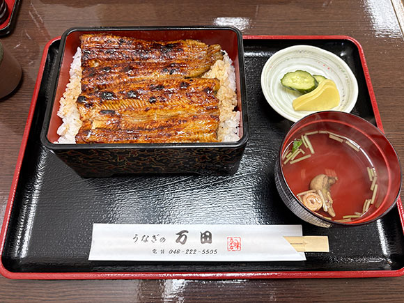 黒いお盆に置かれた鰻重と肝吸い