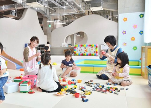 子どもと保育士が遊んでいる様子