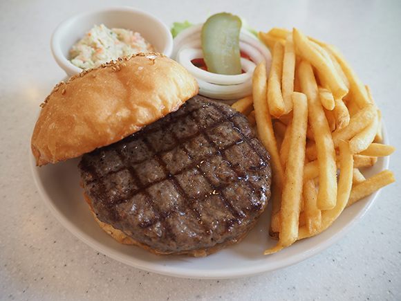 ポテト付きのハンバーガー