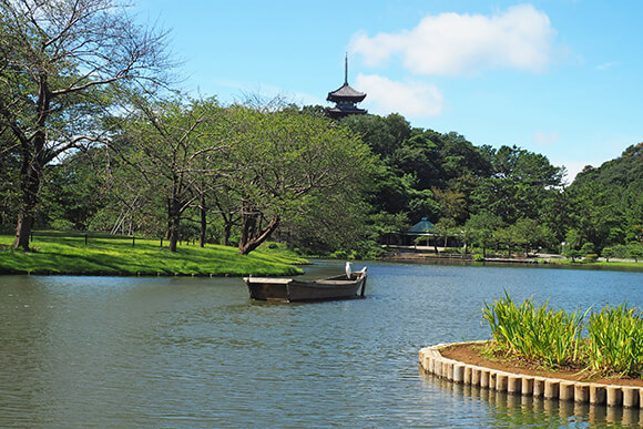 池と舟と三重塔