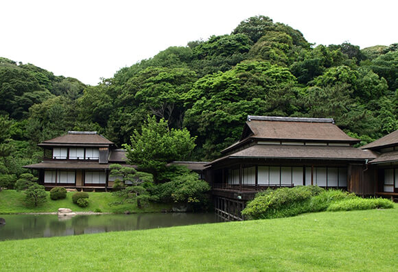 池と日本家屋