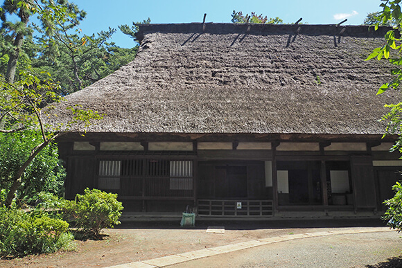 茅葺屋根の家