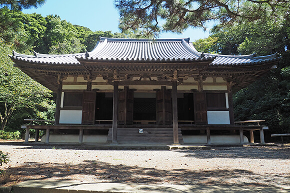 そりたった屋根のあるお寺の建物