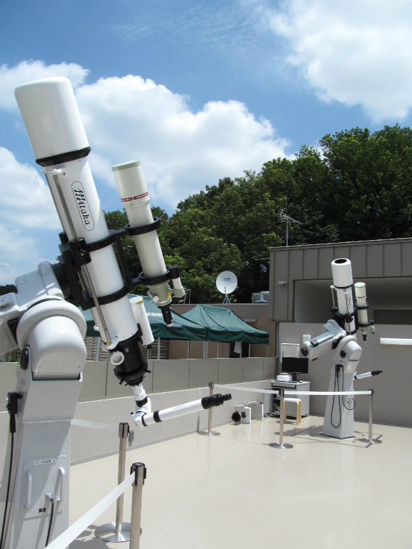 屋外に設置された天体望遠鏡