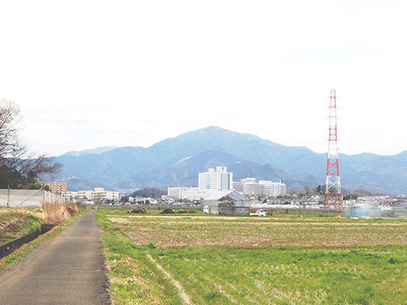 農道と畑に前方は山々