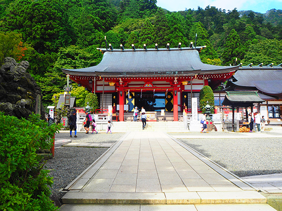 阿夫利神社下社とお参りする人々