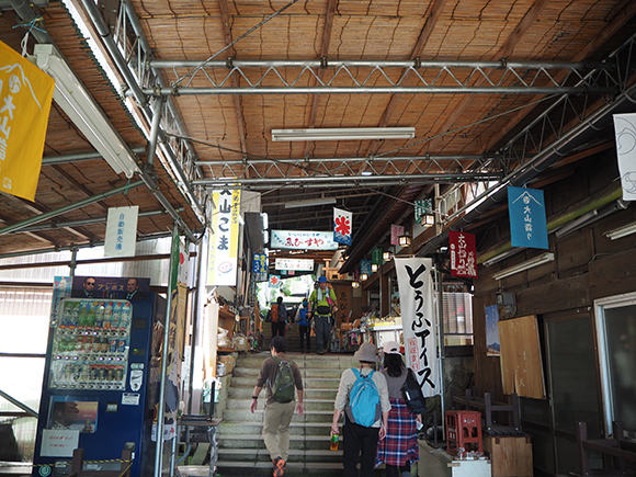 たくさんの店があるこま山道