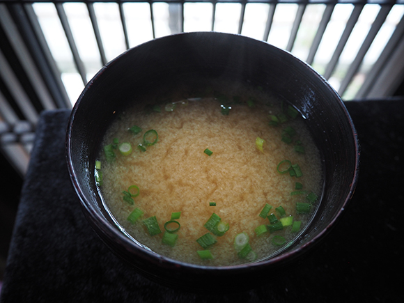 お椀に盛られたお味噌汁