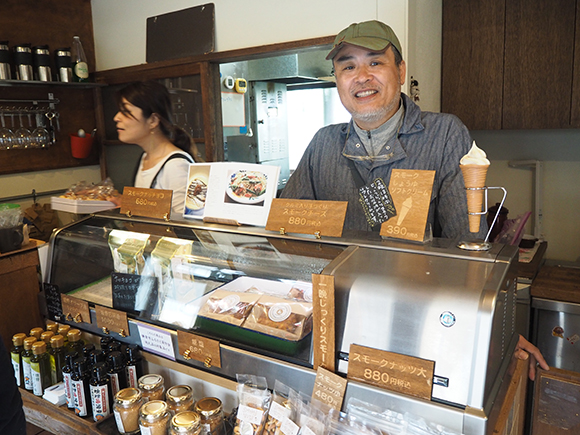 商品ケースと店主のご主人