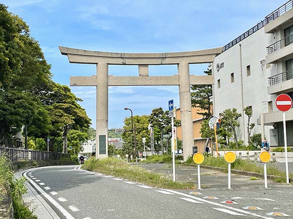 石造りの大きな鳥居