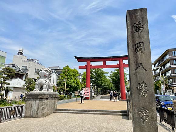 石造りの大きな鳥居