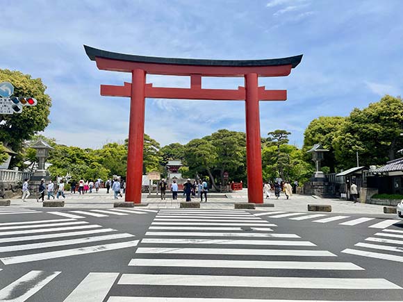 交差点に建てられた朱鳥居