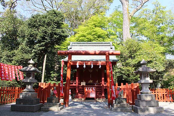 石塔と鳥居と社殿