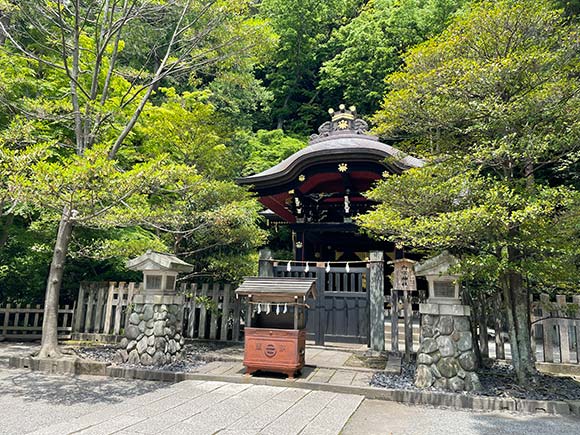 石塔と黒塗りの社殿