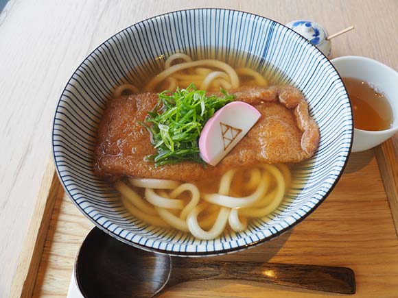 油揚げやかまぼこがのったうどん